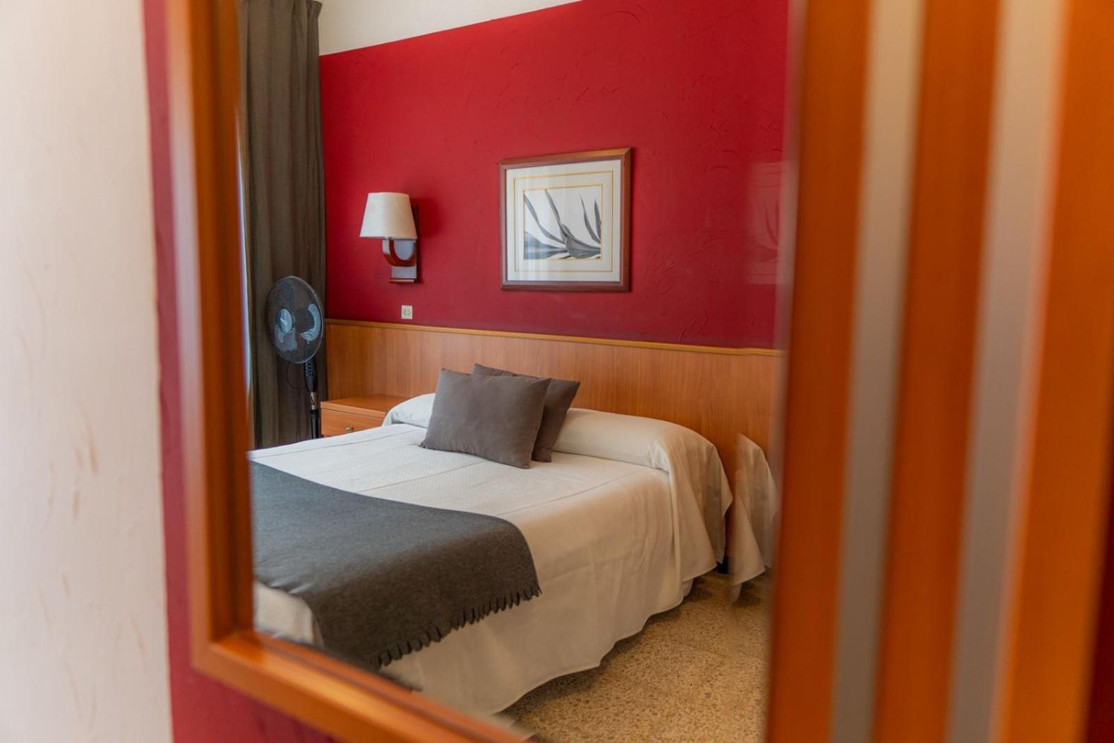 Hostal Regina Blanes Exterior photo