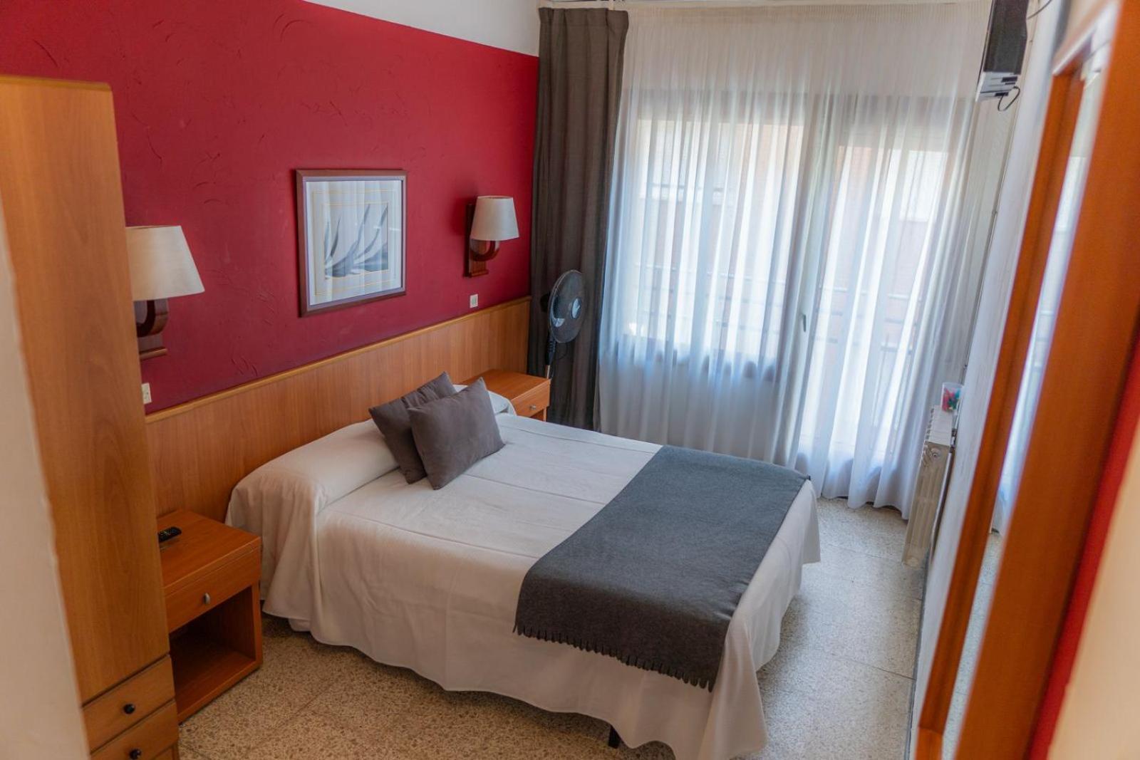 Hostal Regina Blanes Exterior photo