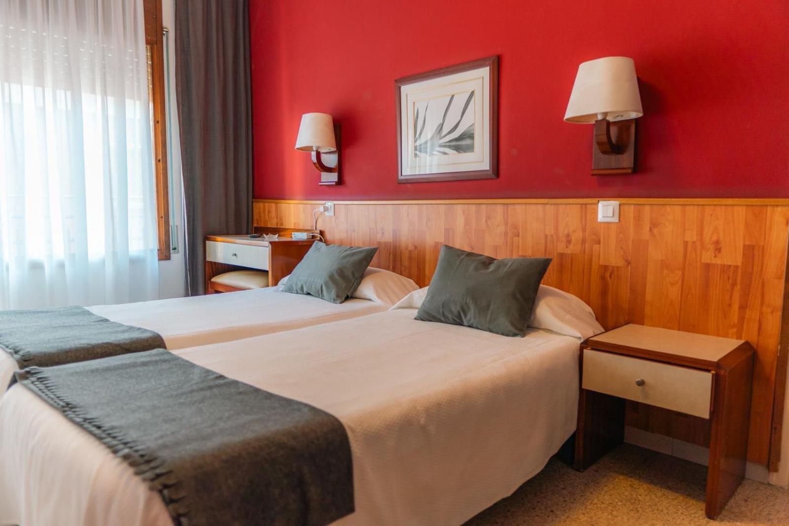 Hostal Regina Blanes Exterior photo